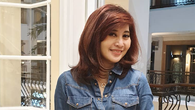 Artis Ike Muti menyatakan permintaan maaf atas unggahan viralnya di medsos yang berbuntut somasi dari Pemda DKI terkait hapus foto bersama Jokowi.