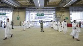 FOTO: Lempar Jumrah Mina Pakai Batu Steril Ibadah haji di tengah pandemi Covid-19 membuat Arab Saudi menerapkan berbagai protokol kesehatan yang ketat, termasuk sterilisasi batu untuk lempar jumrah.