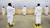 FOTO: Lempar Jumrah Mina Pakai Batu Steril Ibadah haji di tengah pandemi Covid-19 membuat Arab Saudi menerapkan berbagai protokol kesehatan yang ketat, termasuk sterilisasi batu untuk lempar jumrah.