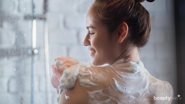 Meski Menyegarkan, Kebiasaan yang Dilakukan Saat Mandi Ini Bisa Menimbulkan Masalah Kulit