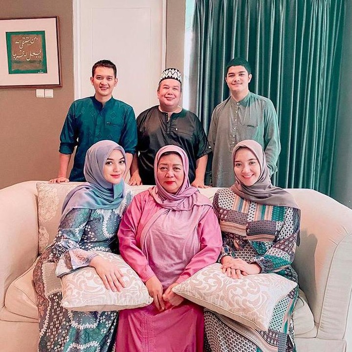 <p>Citra Kirana dan Rezky Aditya berkumpul bersama keluarga saat Lebaran Haji. Ini momen Idul Adha terakhir berdua, lebaran tahun depan sudah bertiga ya, Bunda? Semoga lancar ya persalinannya! (Foto: Instagram)</p>