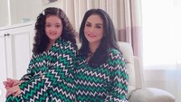 <p>Momen Idul Adha, Krisdayanti mengunggah foto bersama putri tercintanya dengan Raul Lemos, Amora. Keduanya kompak mengenakan gamis bermotif. (Foto: Instagram)</p>