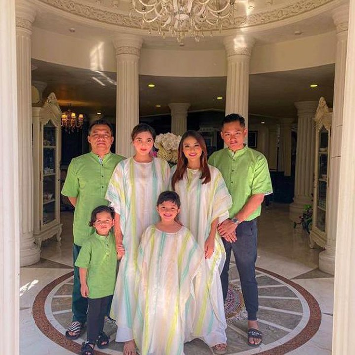 <p>Ashanty mengunggah foto Lebaran dengan keluarga kecilnya dengan latar istana Cinere. Anang dan anak laki-lakinya kompak mengenakan baju koko berwarna hijau, sementara Ashanty dan anak perempuan mengenakan kaftan. (Foto: Instagram)</p>
