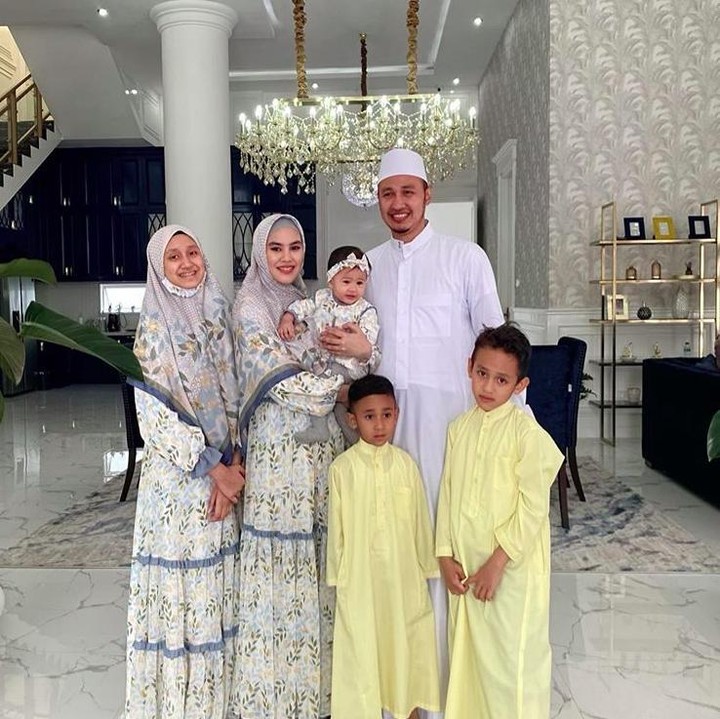 <p>Kartika Putri merayakan Lebaran Haji di rumah saja bersama keluarga tercinta. Ia mengunggah foto bersama suaminya, Habib Usman Yahya, ketiga anak sambungnya Syarifah, Assajid, dan Syatir, serta si kecil Khalisa. (Foto: Instagram)</p>