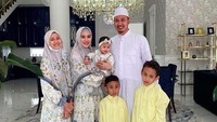 <p>Kartika Putri merayakan Lebaran Haji di rumah saja bersama keluarga tercinta. Ia mengunggah foto bersama suaminya, Habib Usman Yahya, ketiga anak sambungnya Syarifah, Assajid, dan Syatir, serta si kecil Khalisa. (Foto: Instagram)</p>