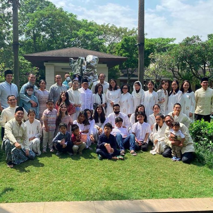 <p>Nia Ramadhani mengunggah foto keluarga besarnya saat merayakan Idul Adha. Lebaran haji, ia dan keluarga jadikan momen untuk berkumpul. Ikut senang ya melihatnya! (Foto: Instagram)</p>