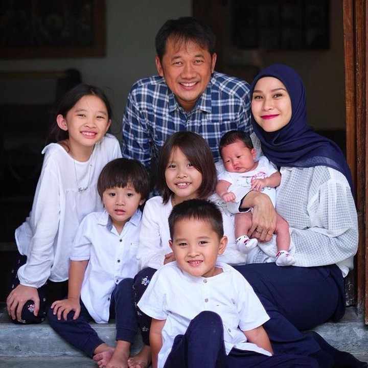 <p>Zaskia Adya Mecca merayakan Idul Adha bersama keluarganya di Yogyakarta. Ia, Hanung Bramantyo, bersama anak-anaknya kompak mengenakan baju dengan warna senada, biru dan putih. Kali ini di foto, anggota keluarganya bertambah satu yaitu si bungsu, Bhaj Kama. (Foto: Instagram)</p>