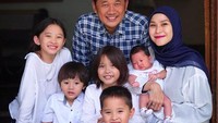 <p>Zaskia Adya Mecca merayakan Idul Adha bersama keluarganya di Yogyakarta. Ia, Hanung Bramantyo, bersama anak-anaknya kompak mengenakan baju dengan warna senada, biru dan putih. Kali ini di foto, anggota keluarganya bertambah satu yaitu si bungsu, Bhaj Kama. (Foto: Instagram)</p>