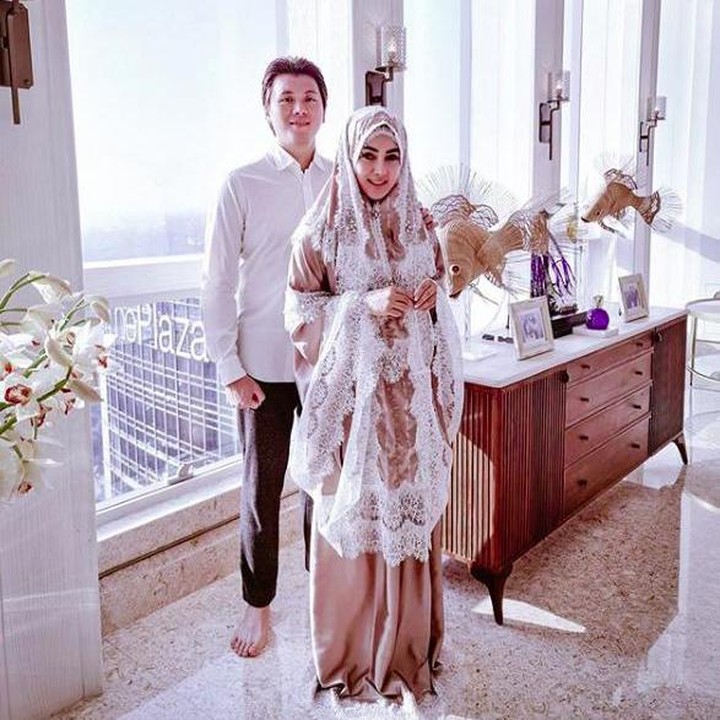 <p>Syahrini dan Reino Barack merayakan Idul Adha bersama di kediamannya. Dalam sebuah kesempatan, Syahrini pun sempat mengunggah momen saat Reino memberikan khutbah Idul Adha. (Foto: Instagram)</p>