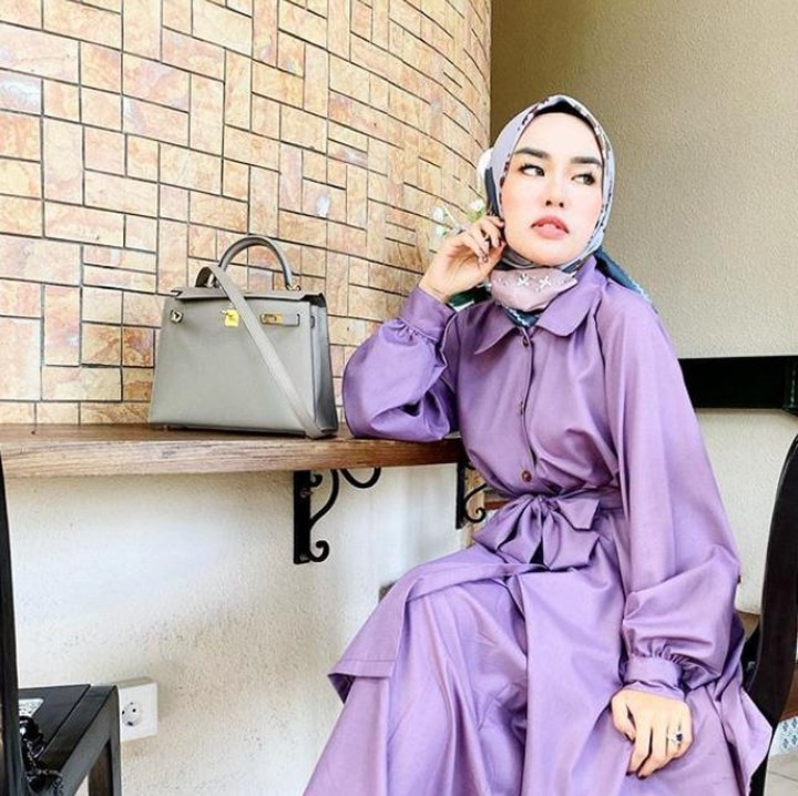 <p>OOTD Idul Adha ala ipar dari Ayu Azhari, Medina Zein, bisa menjadi inspirasi Bunda pergi ke kantor atau acara formal lainnya. Pilihan setelan rok panjang dan kemeja oversize polos membuat penampilan tampak rapi. Sementara belt pita di pinggang menambah kesan <em>stylish</em> pada penampilan. (Foto: Instagram)</p>