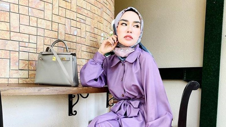 7 OOTD Idul Adha Bunda Seleb, Dian Sastro Cantik Bergamis - Foto 7