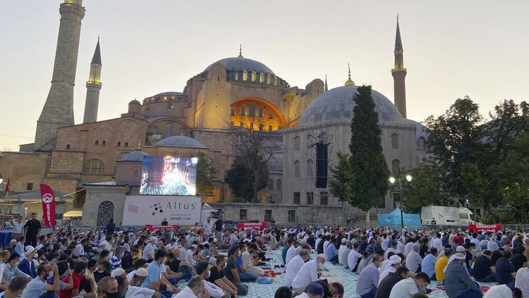 Momen Salat Idul Adha Pertama di Hagia Sophia Untuk pertama kalinya dalam 86 tahun, Hagia Sophia melaksanakan ibadah Salat Idul Adha. Masyarakat memadati dalam hingga pelataran bangunan bersejarah tersebut.