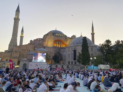 Gara-gara Abaikan Protokol Kesehatan, 500 Jamaah Hagia Sophia Positif COVID