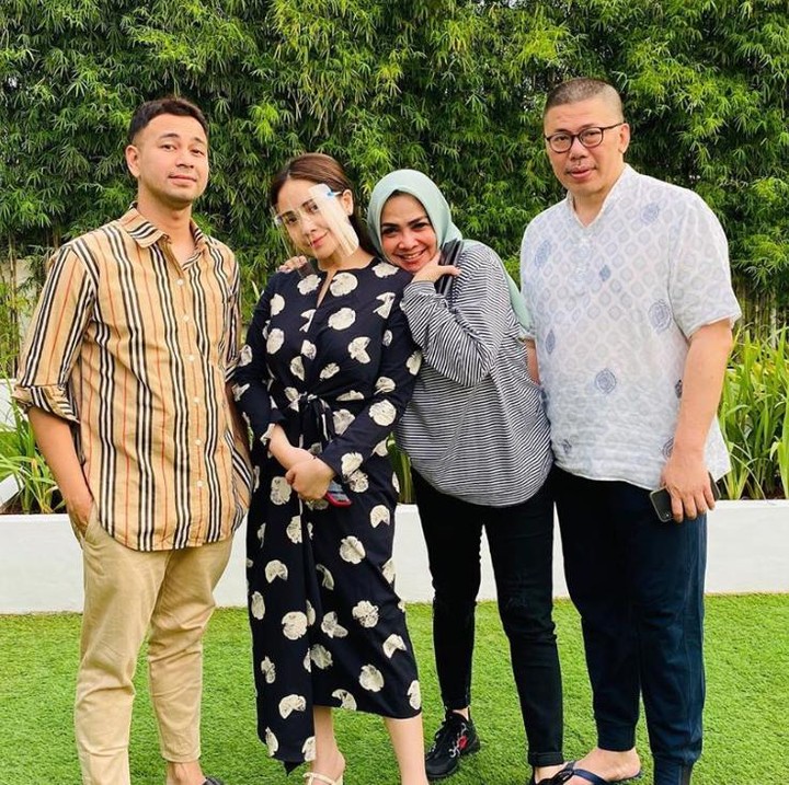 <p>Nagita Slavina atau Gigi cantik dalam balutan kaftan warna gelap dengan motif bunga warna putih. Sementara Raffi mengenakan kemeja bergaris warna krem yang senada dengan celananya. Sedangkan orang tuanya berpenampilan simpel. Meski simpel tapi OOTD Bundanya Rafathar <em>stylish</em> ya, Bun. (Foto: Instagram)</p>