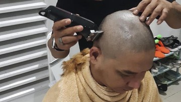 Pasha 'Ungu' Cukur Botak Rambut Pirang Usai Kontroversi Pasha 'Ungu' wakil wali kota Palu mencukur rambutnya
