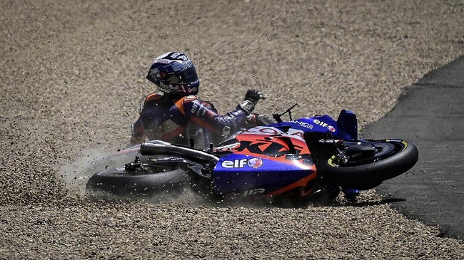 Pembalap Indonesia, Dimas Ekky Pratama menyebut cuaca panas di Eropa membuat banyak terjadi kecelakaan di balapan MotoGP 2020.