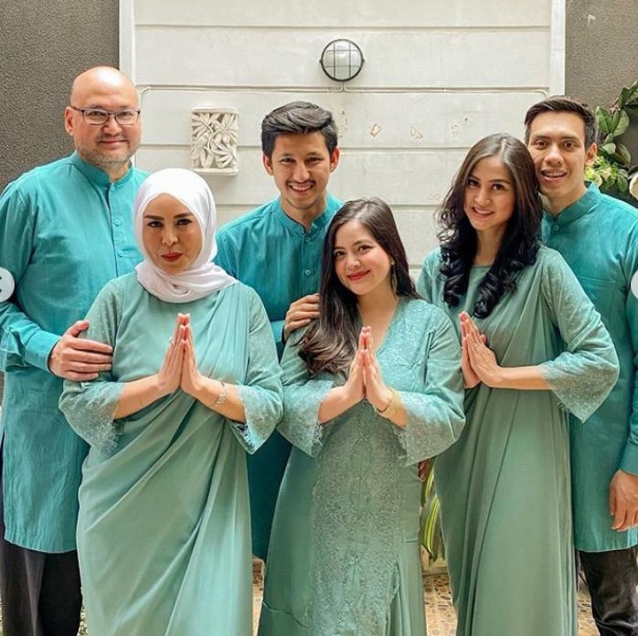 <p>Mengusung tema serba hijau, Tasya Kamila memilih menggunakan gamis panjang dan polos untuk busana Idul Adha. Tasya Kamila yang memilih siluet mermaid yang longgar ditambah bordir halus pada bagian tengahnya. Cantik dan elegan ya bisa menjadi inspirasi Bunda tampil modest serta kompak bareng keluarga. (Foto: Instagram)</p>