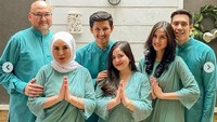 <p>Mengusung tema serba hijau, Tasya Kamila memilih menggunakan gamis panjang dan polos untuk busana Idul Adha. Tasya Kamila yang memilih siluet mermaid yang longgar ditambah bordir halus pada bagian tengahnya. Cantik dan elegan ya bisa menjadi inspirasi Bunda tampil modest serta kompak bareng keluarga. (Foto: Instagram)</p>