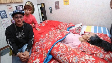 Memprihatinkan, Ini Kondisi Ibunda Teguh Vagetoz yang Terkena Stroke