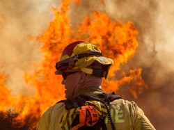 Video Kebakaran Melanda Kawasan Industri di Iran