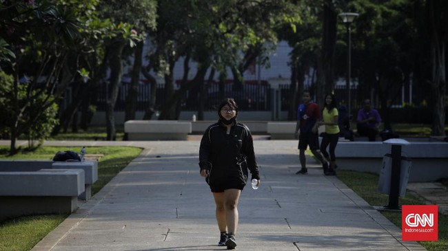 Taman-taman kota yang dibuka kembali Pemprov DKI Jakarta tak berada di zona merah. Para pengunjung diminta menerapkan protokol kesehatan Covid-19 secara ketat.