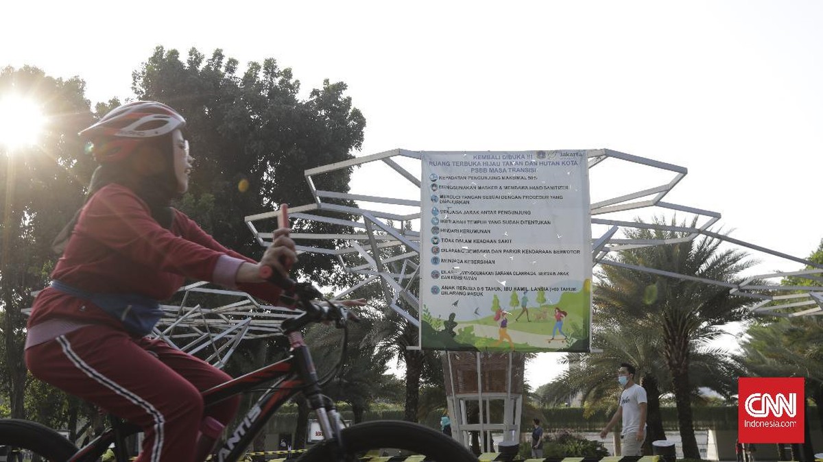 FOTO: Kembali Dibuka, Warga Beraktivitas di Lapangan Banteng