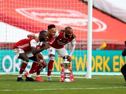 Arsenal Juara Piala FA, Lacazette Balas Olok-olok Giroud