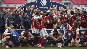 Arsenal Juara Piala FA, Aubameyang Jatuhkan dan Rusak Trofi