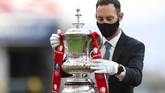 FOTO: Momen Aubameyang Rusak Trofi Piala FA Pierre-Emerick Aubameyang sempat menjatuhkan trofi Piala FA saat proses perayaan gelar juara.