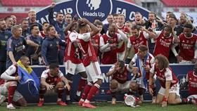 Kronologi Aubameyang Jatuhkan dan Rusak Trofi Piala FA