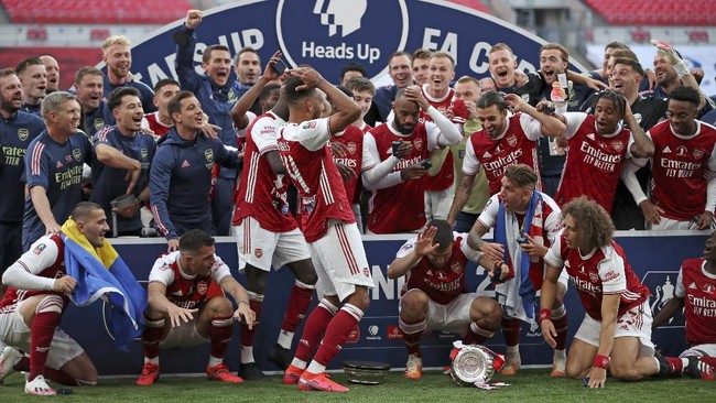 Pierre-Emerick Aubameyang menjatuhkan dan merusak trofi Piala FA. Berikut kronologi kejadian tersebut.