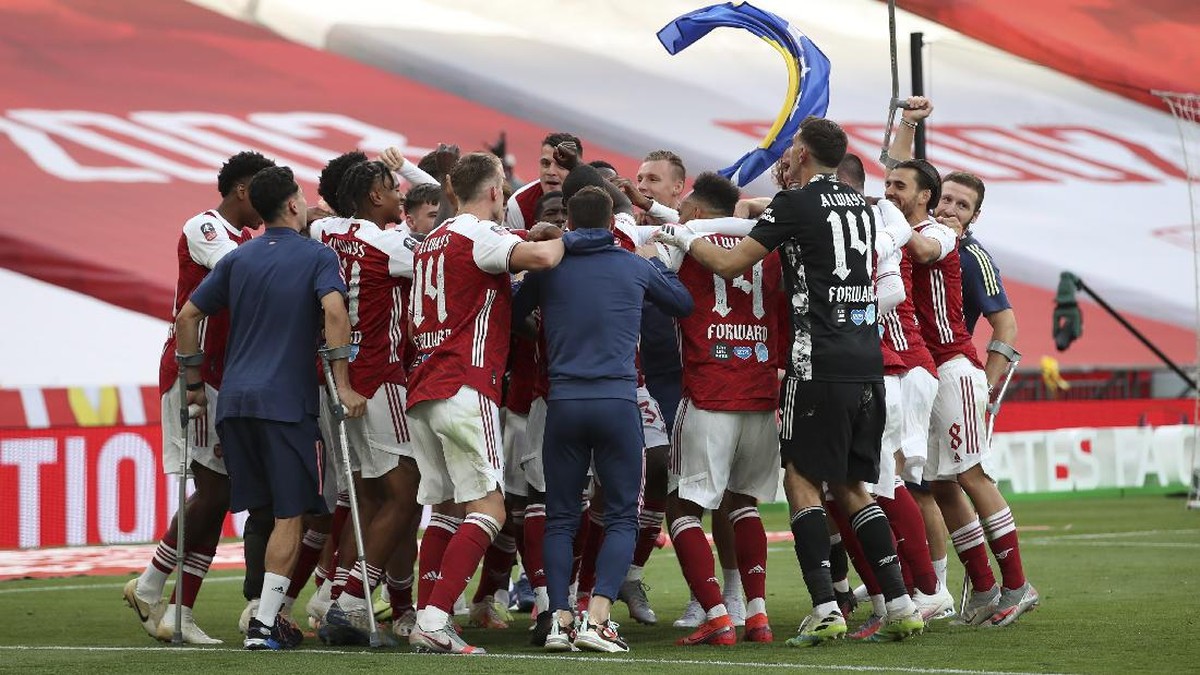 FOTO: Momen Aubameyang Rusak Trofi Piala FA