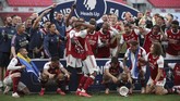FOTO: Momen Aubameyang Rusak Trofi Piala FA Pierre-Emerick Aubameyang sempat menjatuhkan trofi Piala FA saat proses perayaan gelar juara.
