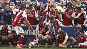 FOTO: Momen Aubameyang Rusak Trofi Piala FA