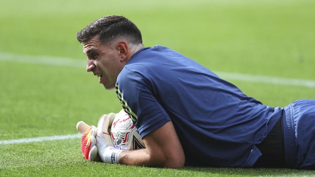 Kiper Emiliano Martinez begitu bahagia setelah Arsenal mengalahkan Chelsea untuk meraih gelar Piala FA 2020.