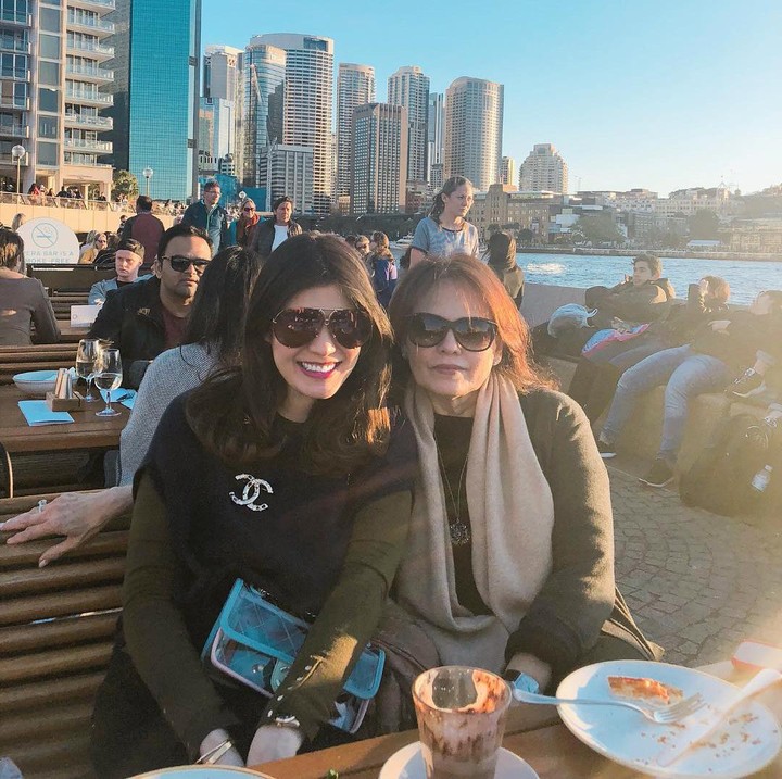 <p>Saat hari ulan gtahun ibu mertua, Carissa Puteri mengunggah foto kebersamaan mereka. Ibunda dari Quenzino Acana Naf dan Zenecka Acana Naif ini juga menuliskan doa agar sang mertua selalu bahagia dunia dan akhirat. (Foto: Instagram @carissa_puteri)</p>