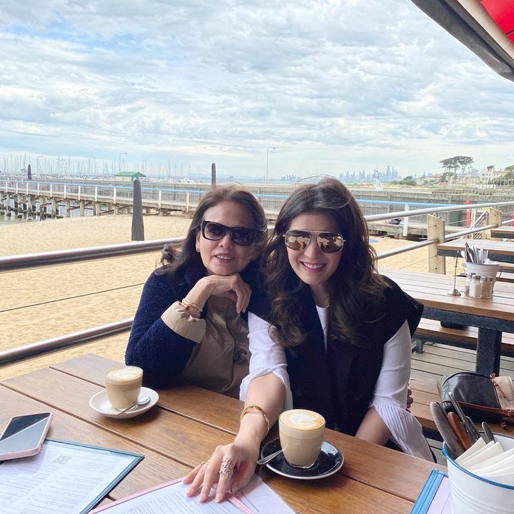 <p>Sejak Maret lalu, Carissa Puteri menetap di Australia, Bunda. Di masa new normal, ia masih sempat ngopi sambil nongkrong bareng ibu mertua. (Foto: Instagram @carissa_puteri)</p>