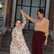 Gaya Harper Seven, Si Bungsu Keluarga Beckham yang Selalu Chic Pakai Gaun