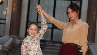 <p>Dalam berbagai kesempatan, Harper sering banget diajak Victoria ke acara fashion show. (Foto: Instagram @victoriabeckham)</p>