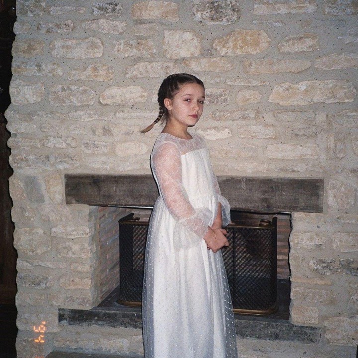 <p>Di usianya yang baru 9 tahun, Harper Seven jago berpose di depan kamera. (Foto: Instagram @victoriabeckham)</p>