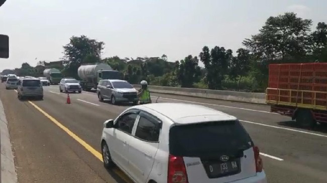 Semula sejak pukul 06.35 contraflow tol Japek arah Cikampek diberlakukan dari KM 55-65. Kini sejak pukul 07.00 contraflow itu diperpanjang dari KM 47-65.