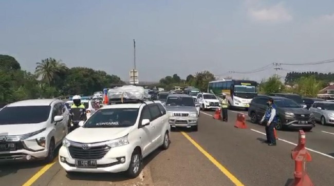 Jasa Marga mencatat 381.851 mobil mudik dari Jabotabek ke kampung halaman. Namun, angkanya diklaim turun 33 persen dibanding lalu lintas normal.