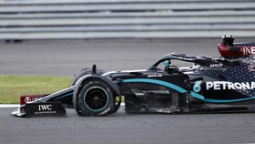 FOTO: Insiden Hamilton Finis dengan Tiga Ban di GP Inggris