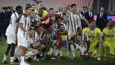 FOTO: Juventus Rayakan Gelar Scudetto Ke-36 Para pemain Juventus merayakan keberhasilan meraih scudetto ke-36 usai takluk 1-3 dari AS Roma di Stadion Allianz, Turin, Sabtu (1/8).