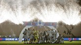 FOTO: Juventus Rayakan Gelar Scudetto Ke-36 Para pemain Juventus merayakan keberhasilan meraih scudetto ke-36 usai takluk 1-3 dari AS Roma di Stadion Allianz, Turin, Sabtu (1/8).