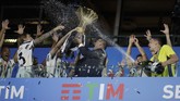 FOTO: Juventus Rayakan Gelar Scudetto Ke-36 Para pemain Juventus merayakan keberhasilan meraih scudetto ke-36 usai takluk 1-3 dari AS Roma di Stadion Allianz, Turin, Sabtu (1/8).