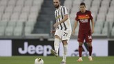 FOTO: Juventus Rayakan Gelar Scudetto Ke-36 Para pemain Juventus merayakan keberhasilan meraih scudetto ke-36 usai takluk 1-3 dari AS Roma di Stadion Allianz, Turin, Sabtu (1/8).