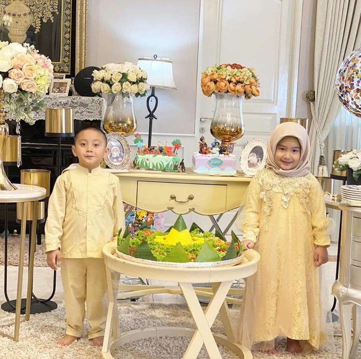 <p>Belum lama ini, ulang tahun ke-5 Raja dan Rayu dirayakan dengan tumpengan (Foto: Instagram @syh55)</p>