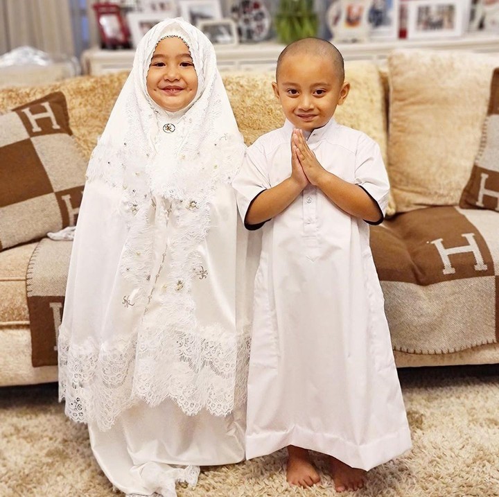 <p>Keponakan kembar Syahrini ini tampak akur dan saling menyayangi ya, Bunda. (Foto: Instagram @syh55)</p>