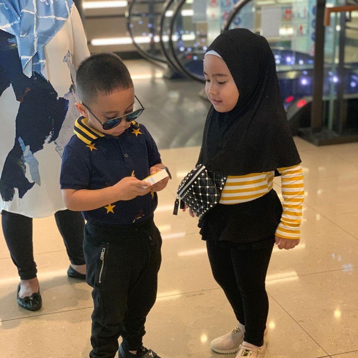 <p>Pakaian Raja dan Ratu juga sering terlihat <em>matching</em>. Bikin gemas ya! (Foto: Instagram @syh55)</p>